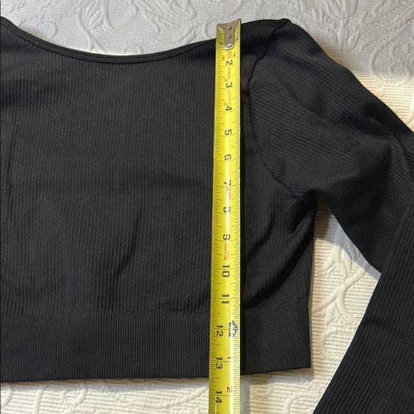 Elegant Black Ribbed Long Sleeve CropTop. Medium. - Picture 4 of 6